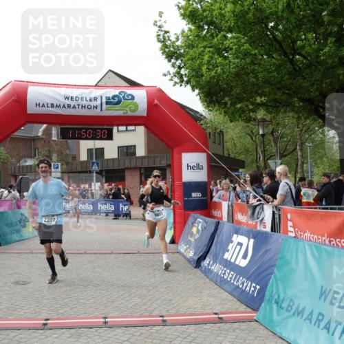 10.05.2026 - 8. Wedeler Halbmarathon Yannick Fuchs http://msf.ph/oto/9733835 10.05.2026 11:50:28 Ziel 151, 2037, 2179, 2207 meine-sportfotos.de
