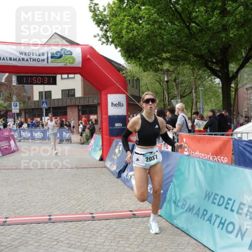 10.05.2026 - 8. Wedeler Halbmarathon Yannick Fuchs http://msf.ph/oto/9733840 10.05.2026 11:50:29 Ziel 151, 2037, 2179, 2207 meine-sportfotos.de