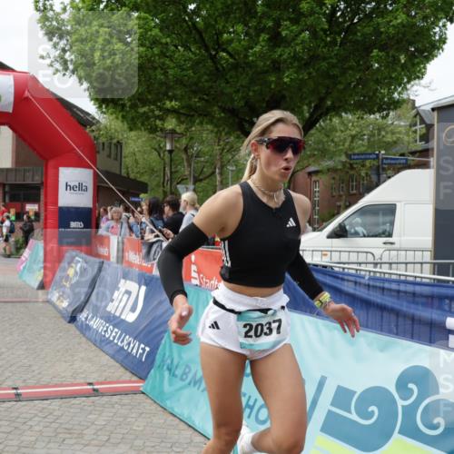10.05.2026 - 8. Wedeler Halbmarathon Yannick Fuchs http://msf.ph/oto/9733845 10.05.2026 11:50:30 Ziel 151, 2037, 2179, 2207 meine-sportfotos.de