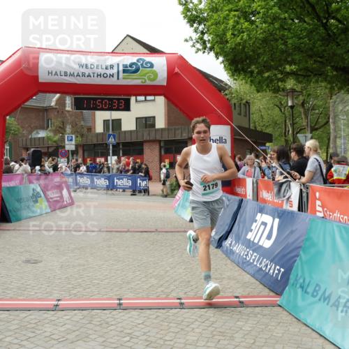 10.05.2026 - 8. Wedeler Halbmarathon Yannick Fuchs http://msf.ph/oto/9733857 10.05.2026 11:50:31 Ziel 2037, 2179, 2207 meine-sportfotos.de