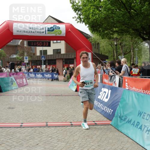 10.05.2026 - 8. Wedeler Halbmarathon Yannick Fuchs http://msf.ph/oto/9733859 10.05.2026 11:50:32 Ziel 2037, 2179, 2207 meine-sportfotos.de