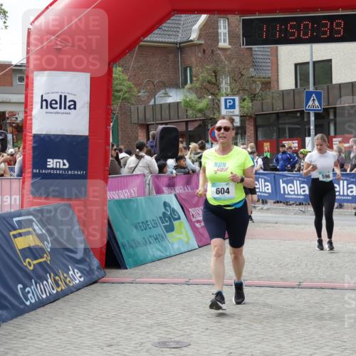 10.05.2026 - 8. Wedeler Halbmarathon Yannick Fuchs http://msf.ph/oto/9733882 10.05.2026 11:50:38 Ziel 596, 604, 606 meine-sportfotos.de
