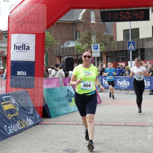10.05.2026 - 8. Wedeler Halbmarathon Yannick Fuchs http://msf.ph/oto/9733884 10.05.2026 11:50:38 Ziel 596, 604, 606 meine-sportfotos.de