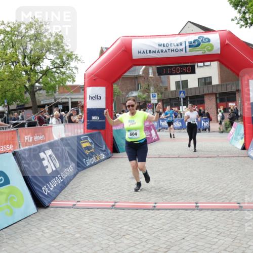 10.05.2026 - 8. Wedeler Halbmarathon Yannick Fuchs http://msf.ph/oto/9733886 10.05.2026 11:50:39 Ziel 596, 604, 606 meine-sportfotos.de