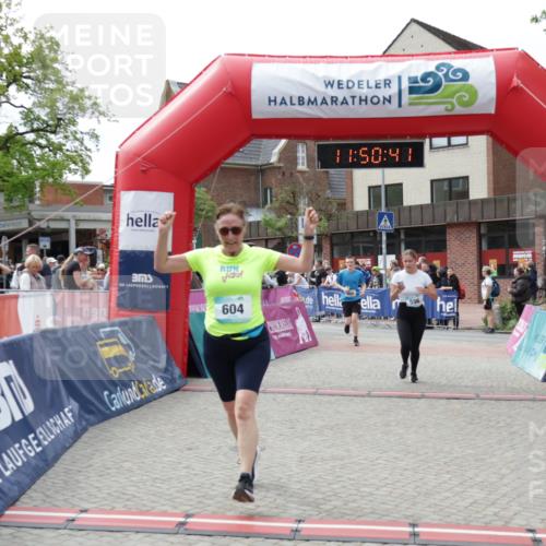 10.05.2026 - 8. Wedeler Halbmarathon Yannick Fuchs http://msf.ph/oto/9733888 10.05.2026 11:50:39 Ziel 596, 604, 606 meine-sportfotos.de