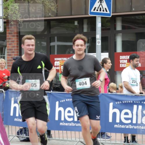 10.05.2026 - 8. Wedeler Halbmarathon Yannick Fuchs http://msf.ph/oto/9733891 10.05.2026 12:35:05 Ziel 404, 405 meine-sportfotos.de