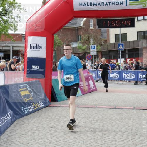 10.05.2026 - 8. Wedeler Halbmarathon Yannick Fuchs http://msf.ph/oto/9733917 10.05.2026 11:50:43 Ziel 36, 596, 604, 606 meine-sportfotos.de