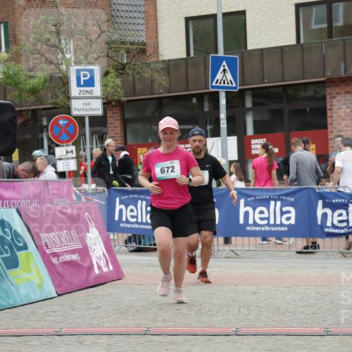 10.05.2026 - 8. Wedeler Halbmarathon Yannick Fuchs http://msf.ph/oto/9733942 10.05.2026 12:35:44 Ziel 671, 672 meine-sportfotos.de