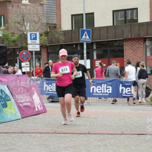 10.05.2026 - 8. Wedeler Halbmarathon Yannick Fuchs http://msf.ph/oto/9733946 10.05.2026 12:35:44 Ziel 671, 672 meine-sportfotos.de