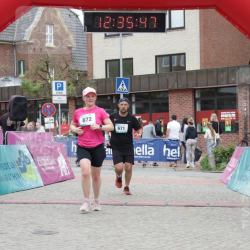 10.05.2026 - 8. Wedeler Halbmarathon Yannick Fuchs http://msf.ph/oto/9733952 10.05.2026 12:35:45 Ziel 671, 672 meine-sportfotos.de