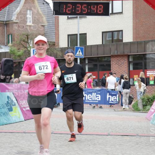 10.05.2026 - 8. Wedeler Halbmarathon Yannick Fuchs http://msf.ph/oto/9733957 10.05.2026 12:35:46 Ziel 671, 672 meine-sportfotos.de