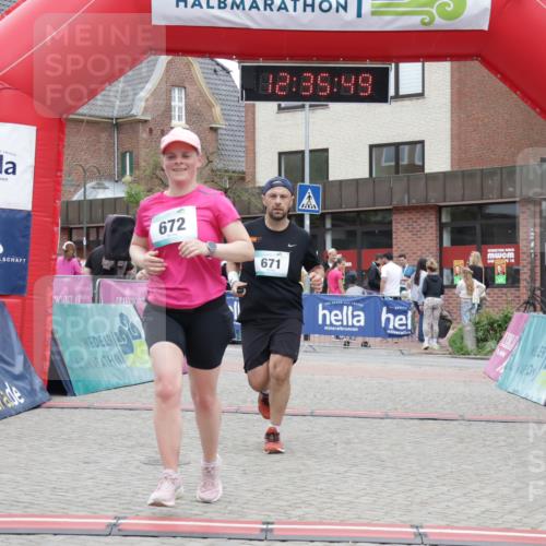 10.05.2026 - 8. Wedeler Halbmarathon Yannick Fuchs http://msf.ph/oto/9733961 10.05.2026 12:35:47 Ziel 253, 671, 672 meine-sportfotos.de