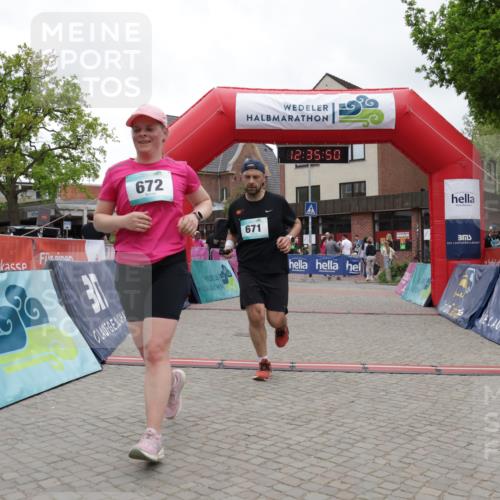 10.05.2026 - 8. Wedeler Halbmarathon Yannick Fuchs http://msf.ph/oto/9733965 10.05.2026 12:35:48 Ziel 253, 671, 672 meine-sportfotos.de