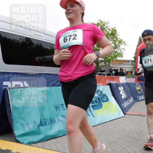 10.05.2026 - 8. Wedeler Halbmarathon Yannick Fuchs http://msf.ph/oto/9733973 10.05.2026 12:35:48 Ziel 253, 671, 672 meine-sportfotos.de