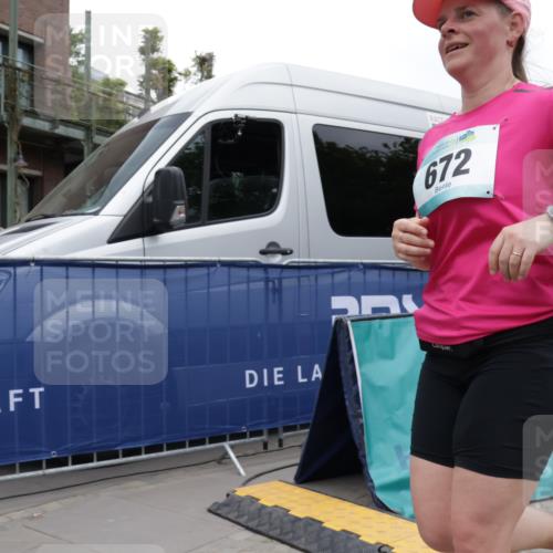 10.05.2026 - 8. Wedeler Halbmarathon Yannick Fuchs http://msf.ph/oto/9733975 10.05.2026 12:35:49 Ziel 253, 671, 672 meine-sportfotos.de