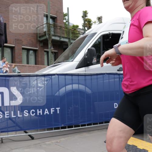 10.05.2026 - 8. Wedeler Halbmarathon Yannick Fuchs http://msf.ph/oto/9733977 10.05.2026 12:35:49 Ziel 253, 671, 672 meine-sportfotos.de