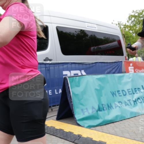 10.05.2026 - 8. Wedeler Halbmarathon Yannick Fuchs http://msf.ph/oto/9733979 10.05.2026 12:35:49 Ziel 253, 671, 672 meine-sportfotos.de