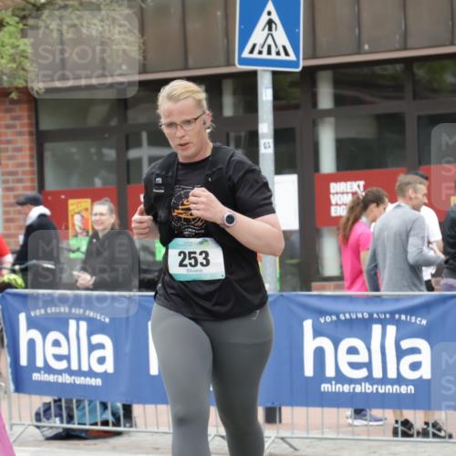 10.05.2026 - 8. Wedeler Halbmarathon Yannick Fuchs http://msf.ph/oto/9733981 10.05.2026 12:35:50 Ziel 253, 671, 672 meine-sportfotos.de