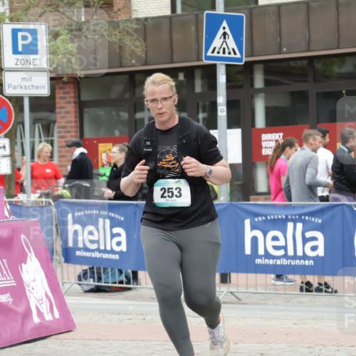 10.05.2026 - 8. Wedeler Halbmarathon Yannick Fuchs http://msf.ph/oto/9733983 10.05.2026 12:35:50 Ziel 253, 671, 672 meine-sportfotos.de