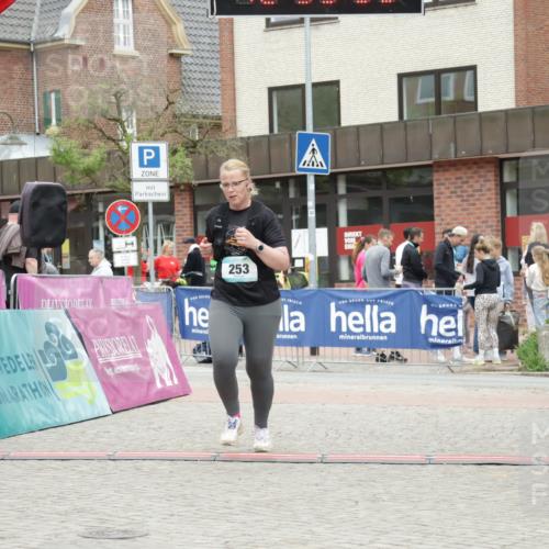 10.05.2026 - 8. Wedeler Halbmarathon Yannick Fuchs http://msf.ph/oto/9733989 10.05.2026 12:35:51 Ziel 253, 671, 672 meine-sportfotos.de