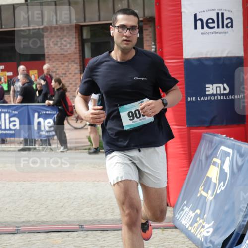 10.05.2026 - 8. Wedeler Halbmarathon Yannick Fuchs http://msf.ph/oto/9733991 10.05.2026 11:50:57 Ziel 94, 364, 903, 905 meine-sportfotos.de