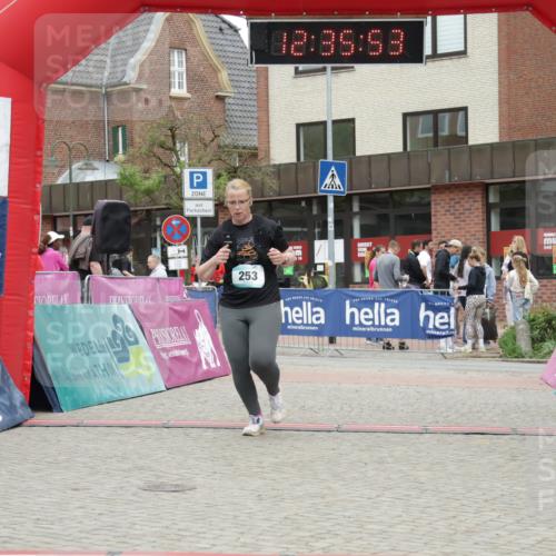 10.05.2026 - 8. Wedeler Halbmarathon Yannick Fuchs http://msf.ph/oto/9733994 10.05.2026 12:35:51 Ziel 253, 671, 672 meine-sportfotos.de