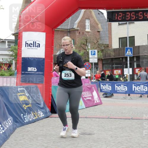 10.05.2026 - 8. Wedeler Halbmarathon Yannick Fuchs http://msf.ph/oto/9734000 10.05.2026 12:35:52 Ziel 253, 671, 672 meine-sportfotos.de