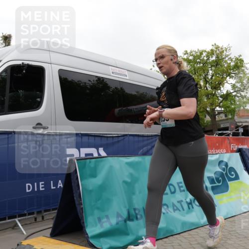10.05.2026 - 8. Wedeler Halbmarathon Yannick Fuchs http://msf.ph/oto/9734008 10.05.2026 12:35:54 Ziel 253 meine-sportfotos.de