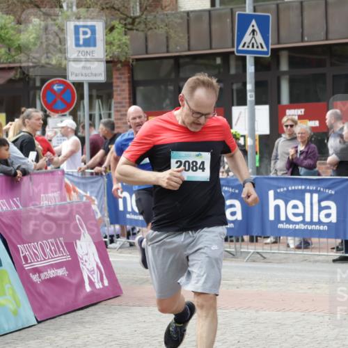 10.05.2026 - 8. Wedeler Halbmarathon Yannick Fuchs http://msf.ph/oto/9734053 10.05.2026 11:51:32 Ziel 710, 1020, 2084 meine-sportfotos.de