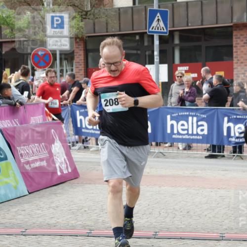 10.05.2026 - 8. Wedeler Halbmarathon Yannick Fuchs http://msf.ph/oto/9734056 10.05.2026 11:51:32 Ziel 710, 1020, 2084 meine-sportfotos.de