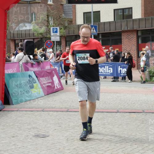 10.05.2026 - 8. Wedeler Halbmarathon Yannick Fuchs http://msf.ph/oto/9734065 10.05.2026 11:51:33 Ziel 710, 1020, 2084 meine-sportfotos.de