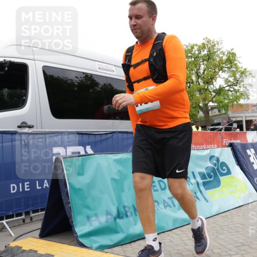 10.05.2026 - 8. Wedeler Halbmarathon Yannick Fuchs http://msf.ph/oto/9734066 10.05.2026 12:37:09 Ziel 2189 meine-sportfotos.de
