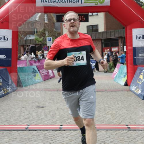 10.05.2026 - 8. Wedeler Halbmarathon Yannick Fuchs http://msf.ph/oto/9734080 10.05.2026 11:51:34 Ziel 710, 1020, 2084 meine-sportfotos.de