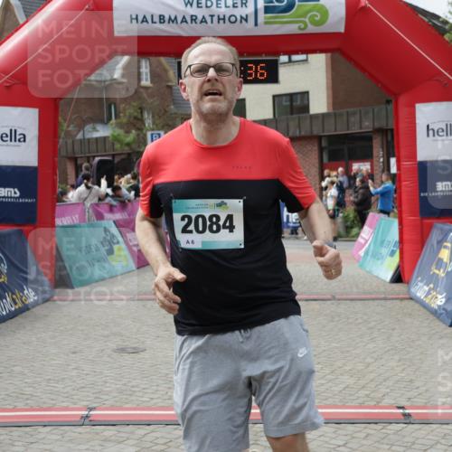 10.05.2026 - 8. Wedeler Halbmarathon Yannick Fuchs http://msf.ph/oto/9734082 10.05.2026 11:51:34 Ziel 710, 1020, 2084 meine-sportfotos.de