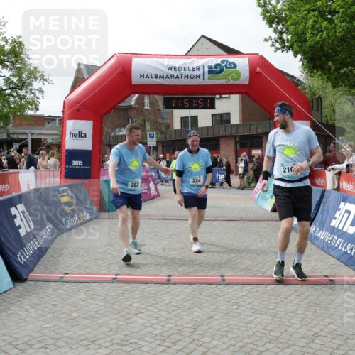10.05.2026 - 8. Wedeler Halbmarathon Yannick Fuchs http://msf.ph/oto/9734204 10.05.2026 11:51:49 Ziel 224, 282, 489, 2108, 2191 meine-sportfotos.de