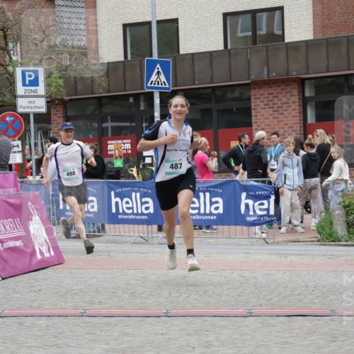 10.05.2026 - 8. Wedeler Halbmarathon Yannick Fuchs http://msf.ph/oto/9734207 10.05.2026 12:37:53 Ziel 487, 488 meine-sportfotos.de