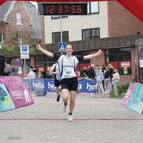 10.05.2026 - 8. Wedeler Halbmarathon Yannick Fuchs http://msf.ph/oto/9734211 10.05.2026 12:37:54 Ziel 487, 488 meine-sportfotos.de