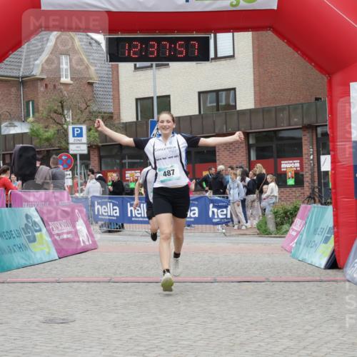 10.05.2026 - 8. Wedeler Halbmarathon Yannick Fuchs http://msf.ph/oto/9734212 10.05.2026 12:37:54 Ziel 487, 488 meine-sportfotos.de