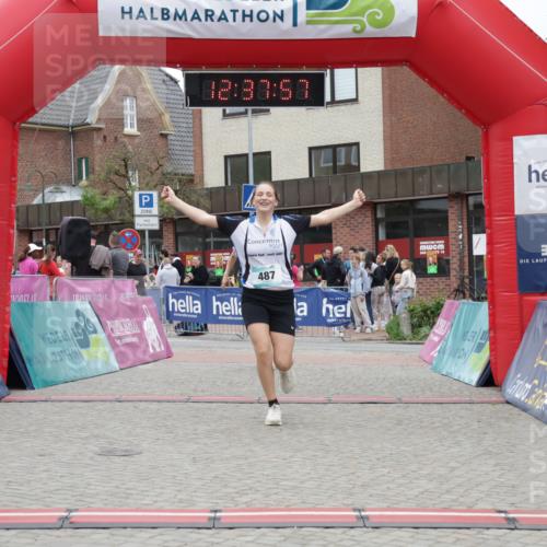 10.05.2026 - 8. Wedeler Halbmarathon Yannick Fuchs http://msf.ph/oto/9734214 10.05.2026 12:37:55 Ziel 264, 487, 488 meine-sportfotos.de