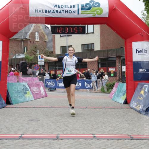 10.05.2026 - 8. Wedeler Halbmarathon Yannick Fuchs http://msf.ph/oto/9734217 10.05.2026 12:37:55 Ziel 264, 487, 488 meine-sportfotos.de