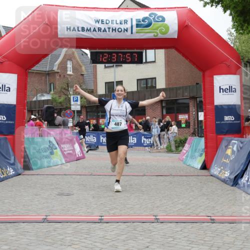 10.05.2026 - 8. Wedeler Halbmarathon Yannick Fuchs http://msf.ph/oto/9734218 10.05.2026 12:37:55 Ziel 264, 487, 488 meine-sportfotos.de
