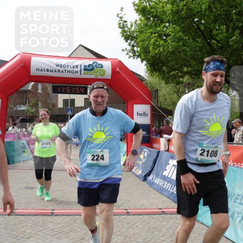 10.05.2026 - 8. Wedeler Halbmarathon Yannick Fuchs http://msf.ph/oto/9734228 10.05.2026 11:51:52 Ziel 224, 282, 489, 675, 676, 2108, 2191 meine-sportfotos.de