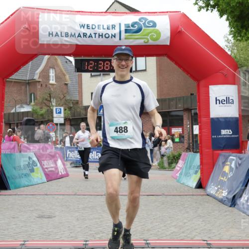 10.05.2026 - 8. Wedeler Halbmarathon Yannick Fuchs http://msf.ph/oto/9734236 10.05.2026 12:37:58 Ziel 264, 487, 488, 702 meine-sportfotos.de