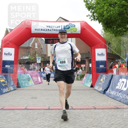 10.05.2026 - 8. Wedeler Halbmarathon Yannick Fuchs http://msf.ph/oto/9734238 10.05.2026 12:37:58 Ziel 264, 487, 488, 702 meine-sportfotos.de