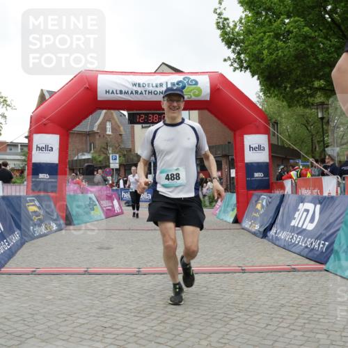 10.05.2026 - 8. Wedeler Halbmarathon Yannick Fuchs http://msf.ph/oto/9734240 10.05.2026 12:37:58 Ziel 264, 487, 488, 702 meine-sportfotos.de