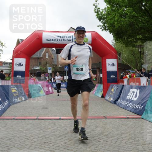 10.05.2026 - 8. Wedeler Halbmarathon Yannick Fuchs http://msf.ph/oto/9734242 10.05.2026 12:37:58 Ziel 264, 487, 488, 702 meine-sportfotos.de