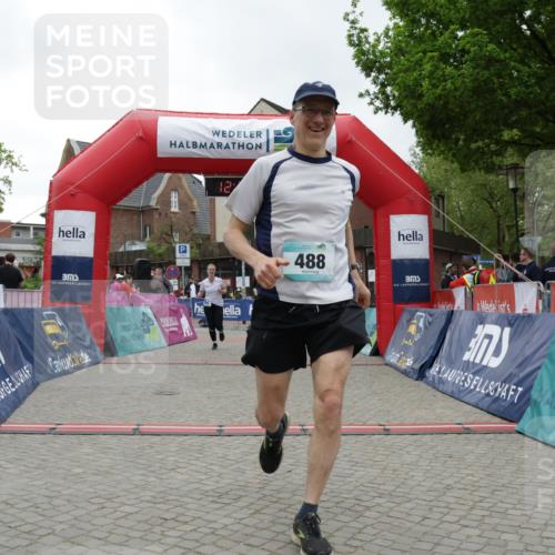10.05.2026 - 8. Wedeler Halbmarathon Yannick Fuchs http://msf.ph/oto/9734244 10.05.2026 12:37:58 Ziel 264, 487, 488, 702 meine-sportfotos.de