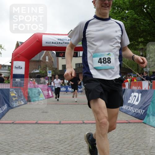 10.05.2026 - 8. Wedeler Halbmarathon Yannick Fuchs http://msf.ph/oto/9734246 10.05.2026 12:37:59 Ziel 264, 487, 488, 702 meine-sportfotos.de