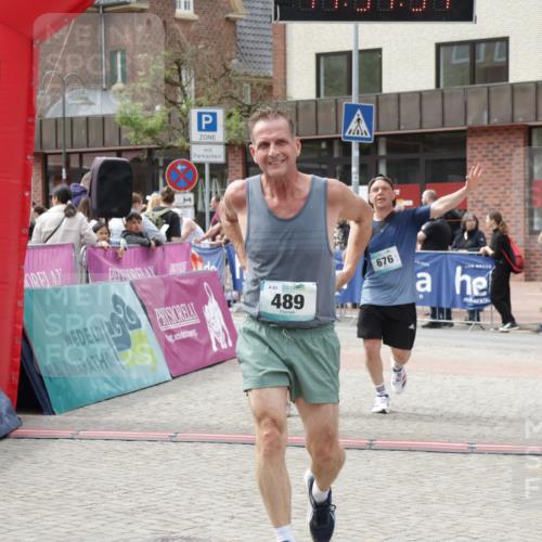 10.05.2026 - 8. Wedeler Halbmarathon Yannick Fuchs http://msf.ph/oto/9734247 10.05.2026 11:51:55 Ziel 489, 652, 675, 676, 2191 meine-sportfotos.de