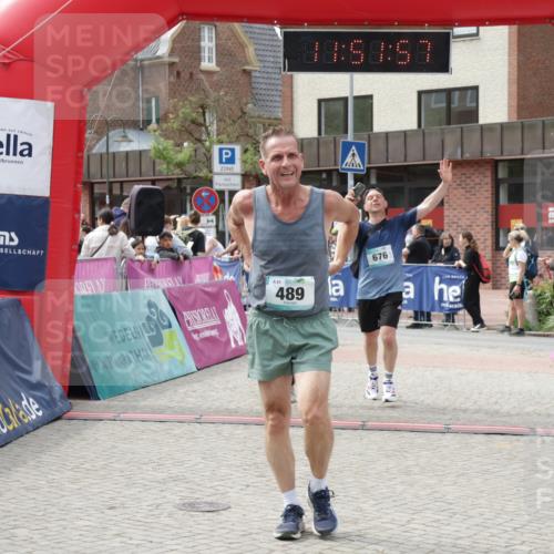 10.05.2026 - 8. Wedeler Halbmarathon Yannick Fuchs http://msf.ph/oto/9734249 10.05.2026 11:51:56 Ziel 489, 652, 675, 676, 2191 meine-sportfotos.de